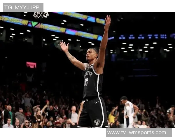 克拉克斯顿内线表现抢眼15分钟内高效拿下11分并抢8篮板