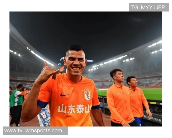 泰山队第72分钟进攻失误谢文能传中直接飞出底线引发球迷失望